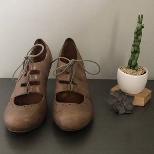 Clark’s Indigo size 7.2 tan leather lace up pump